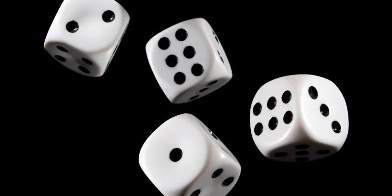 Dealer AE888 đang thực hiện thao tác xóc đĩa thật trong sảnh Live Casino